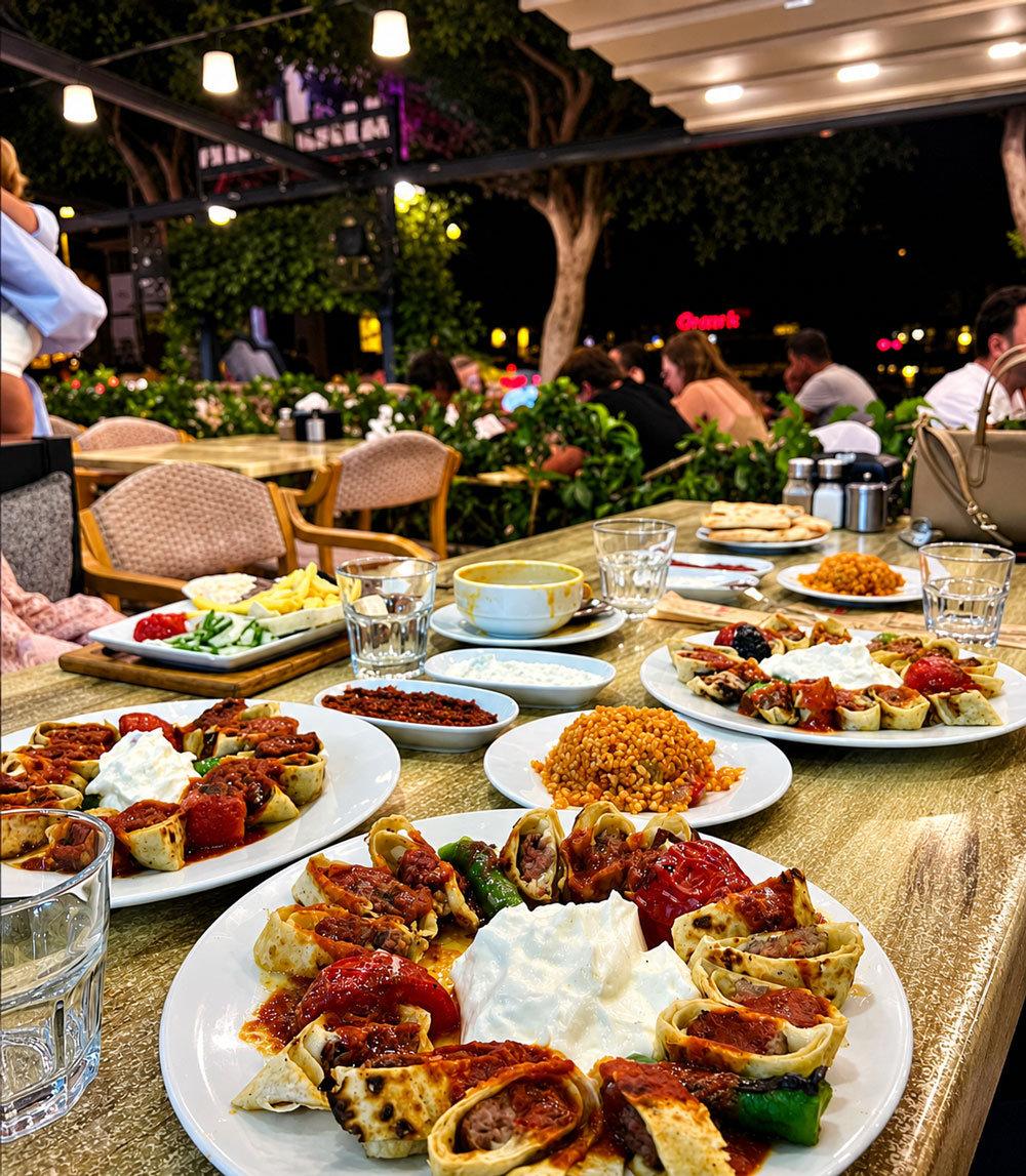 Chef Alaaddin terasında paylaşımlı Türk yemeği sofrası