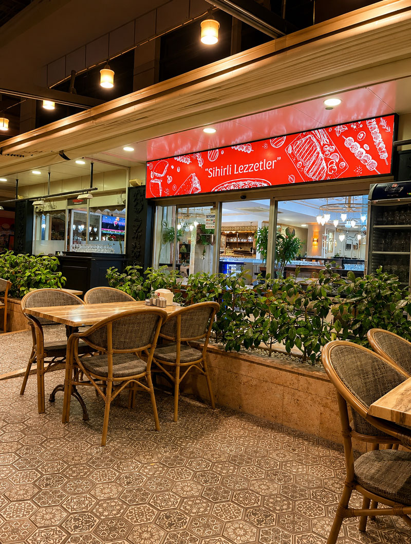 Restoranın dış oturma alanı